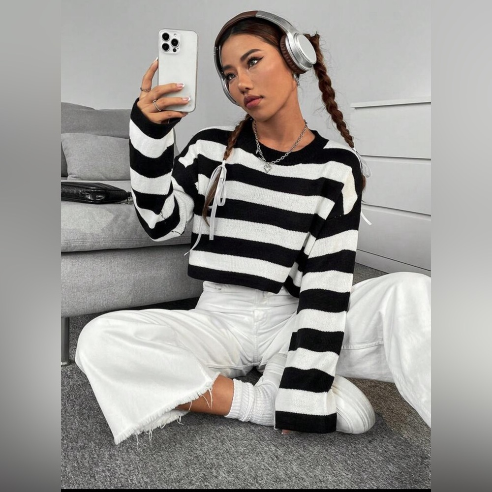 Striped Pattern Drop Shoulder Crop Sweater